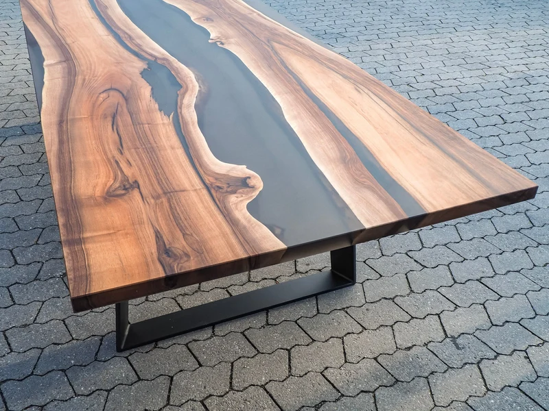 Neo - Epoxidharz Esstisch aus Nussbaum mit schwarzem Harz