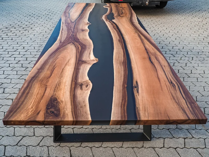 Neo - Epoxidharz Esstisch aus Nussbaum mit schwarzem Harz