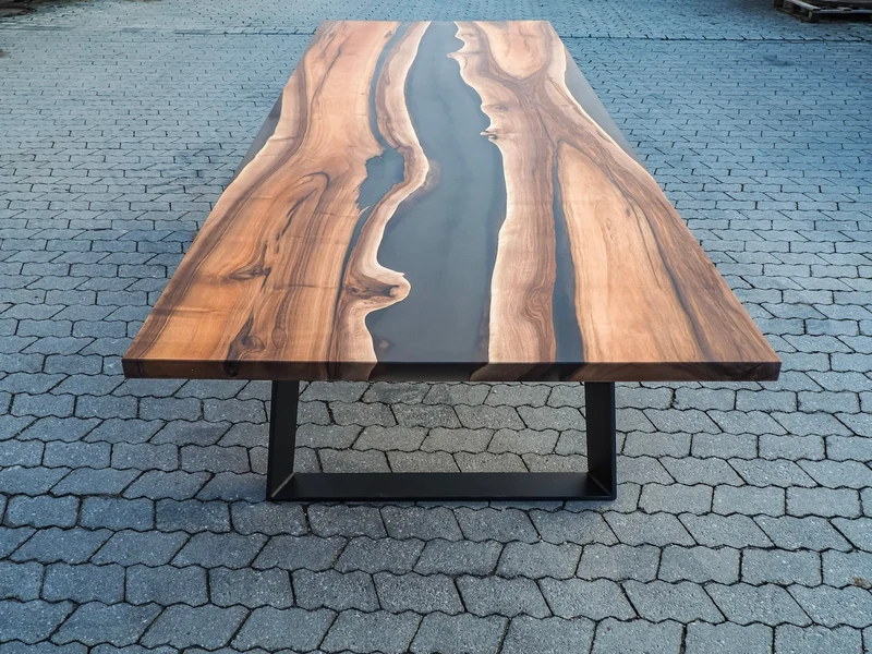 Neo - Epoxidharz Esstisch aus Nussbaum mit schwarzem Harz
