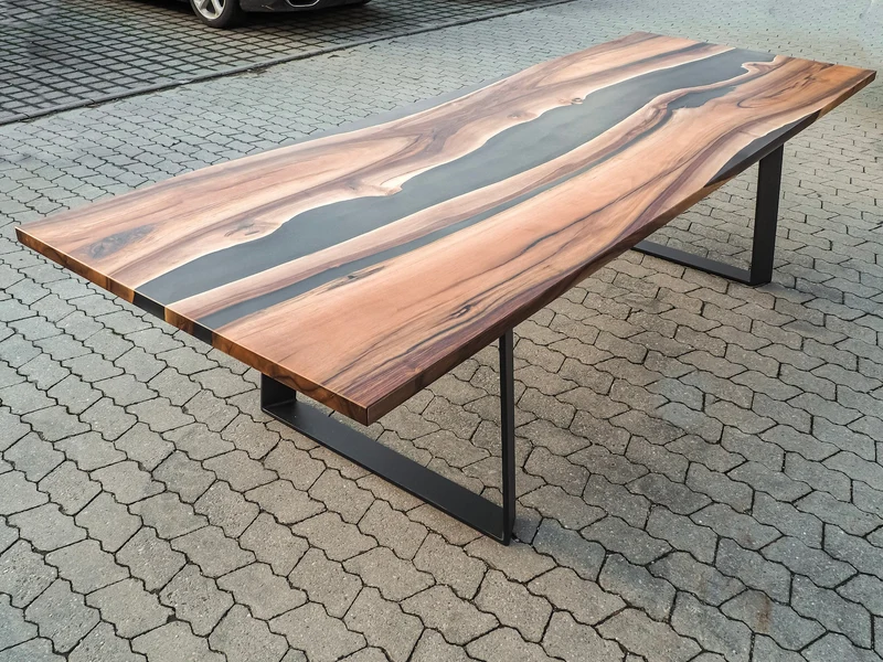 Neo - Epoxidharz Esstisch aus Nussbaum mit schwarzem Harz