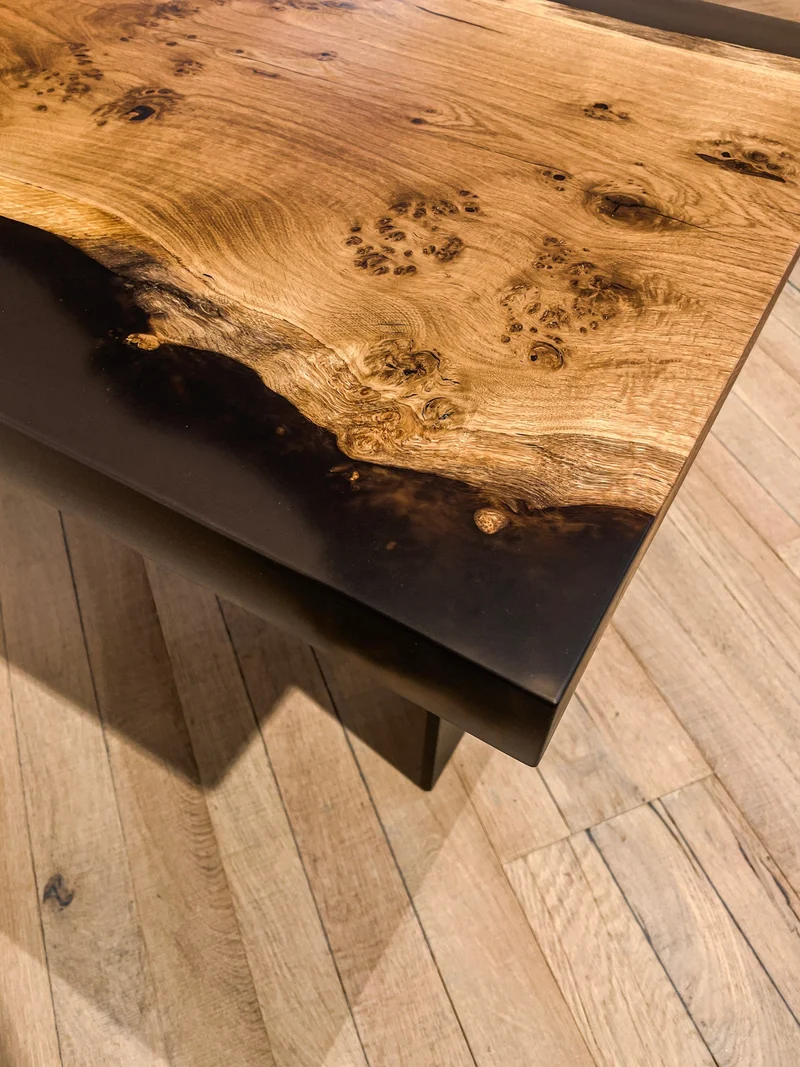 Emil - Epoxidharz Couchtisch aus Masereiche mit schwarz transparentem Harz