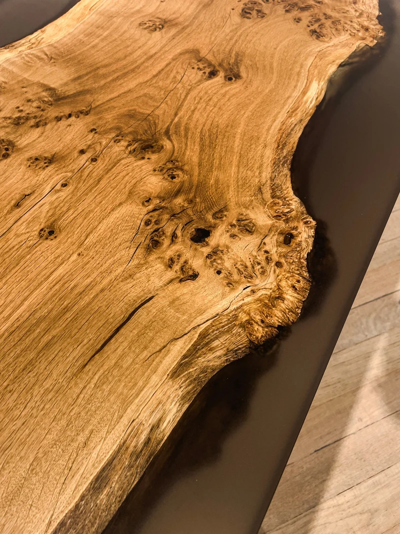 Emil - Epoxidharz Couchtisch aus Masereiche mit schwarz transparentem Harz