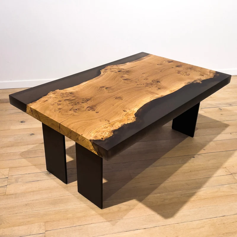 Emil - Epoxidharz Couchtisch aus Masereiche mit schwarz transparentem Harz