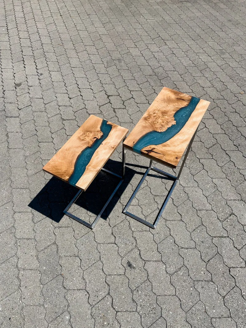 Elena und Marlene - Epoxidharz Beistelltische aus Maserbuche mit blauem Harz