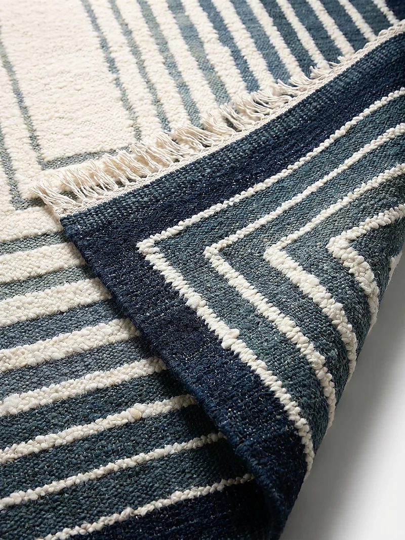 Flachgewebe-Teppich Bouclé-Frame · 74 % Wollanteil · handgewebt mit Fransen