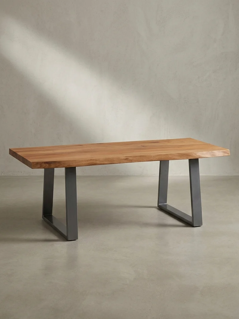 Couchtisch aus Akazie Massivholz mit Metall-Trapezbeinen und Baumkante im Design-Stil
