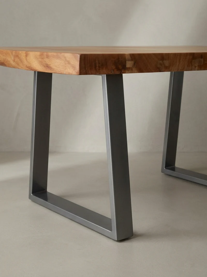 Couchtisch aus Akazie Massivholz mit Metall-Trapezbeinen und Baumkante im Design-Stil