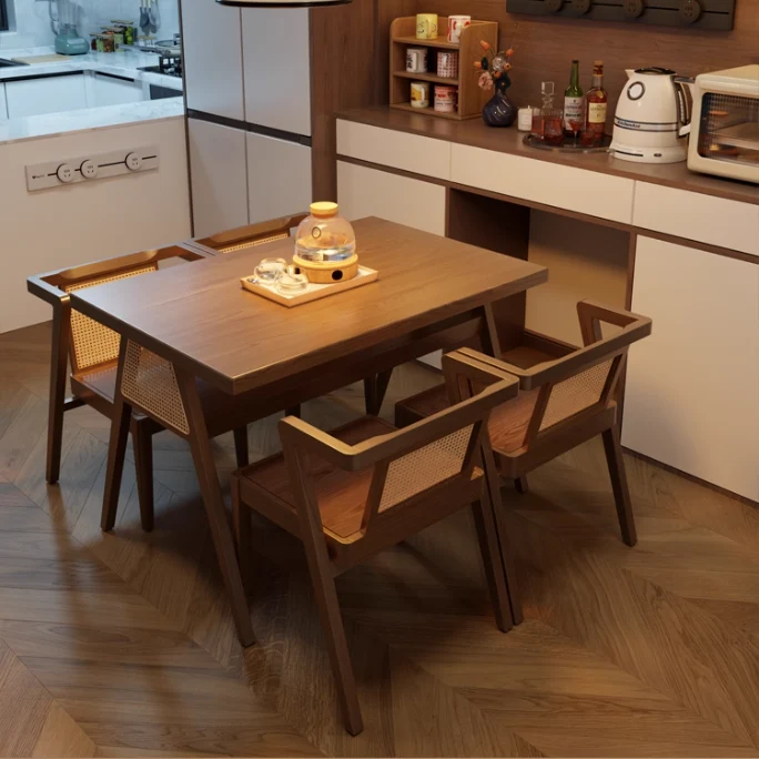 Platzsparender Massivholztisch mit 2 Stühlen
