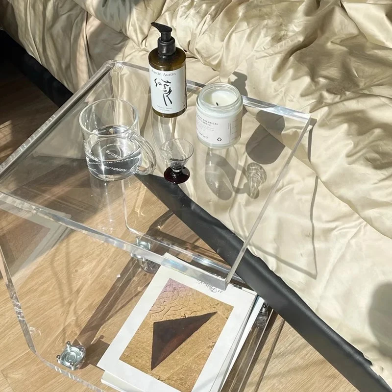 C-förmiger Acryl-Akzenttisch mit Rollen