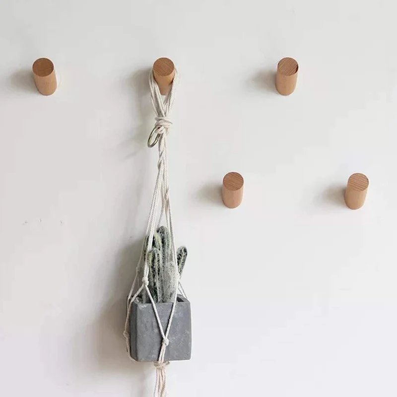 An der Wand befestigte Kleiderhaken aus Holz
