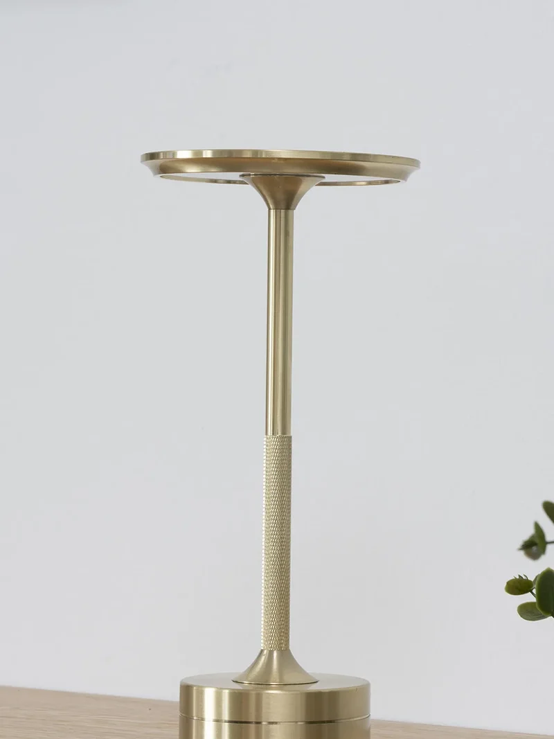 Lyneham LED-Tischleuchte Messing, aufladbar