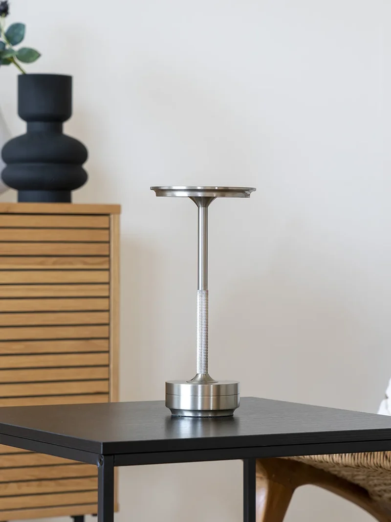 Lyneham LED-Tischleuchte silber, aufladbar