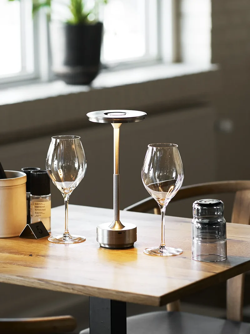 Lyneham LED-Tischleuchte silber, aufladbar