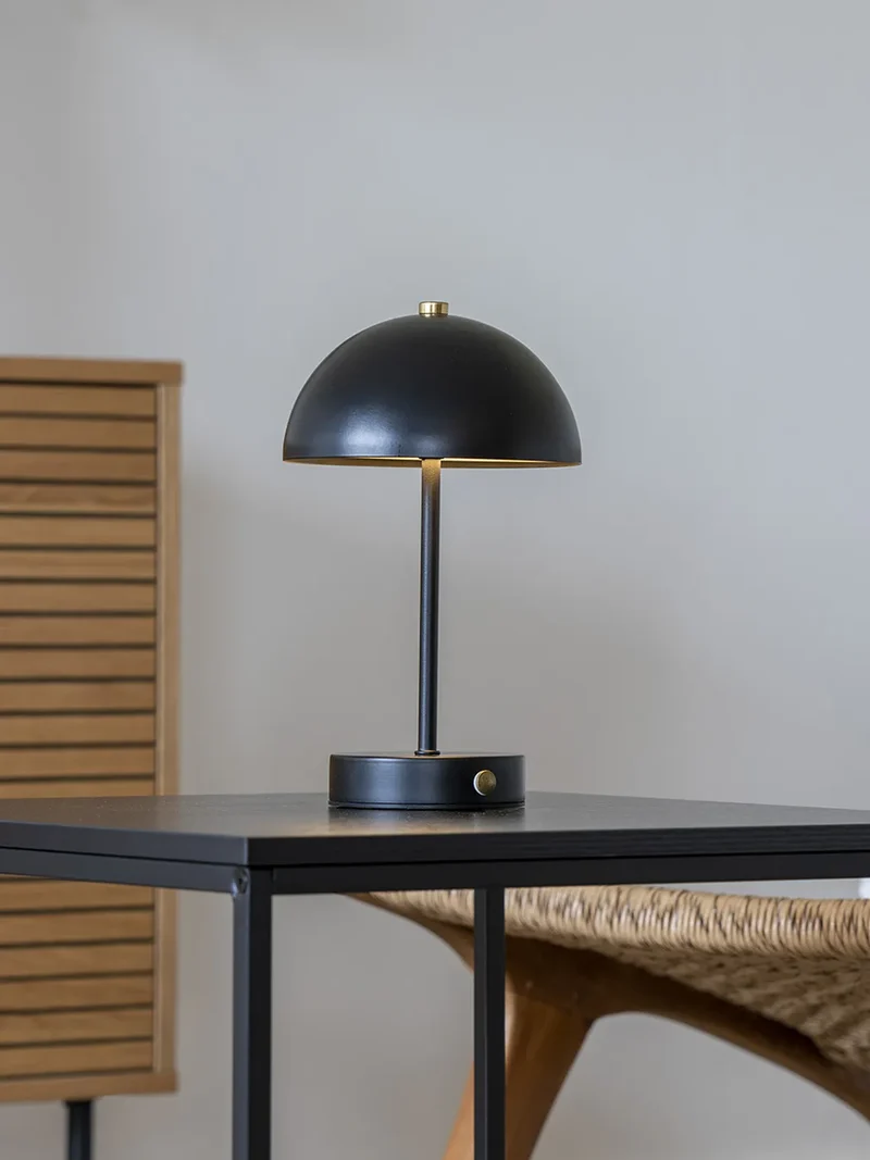 Holt LED-Tischleuchte schwarz/Messing, aufladbar
