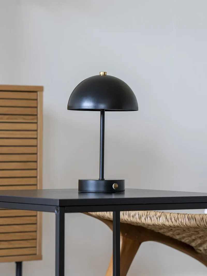 Holt LED-Tischleuchte schwarz/Messing, aufladbar