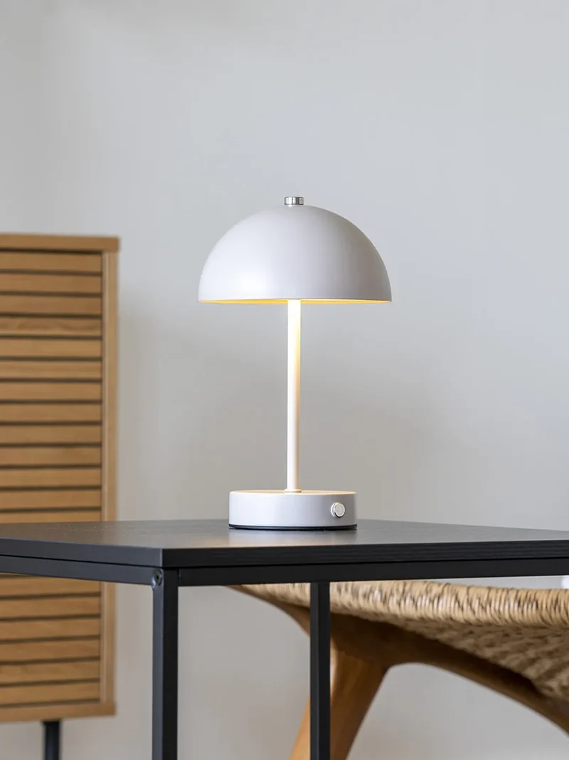 Holt LED-Tischleuchte sand/Stahl, aufladbar