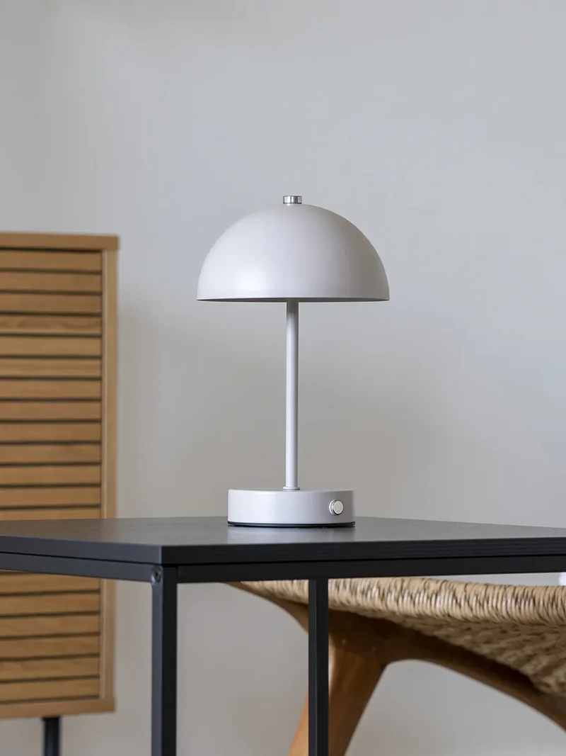 Holt LED-Tischleuchte sand/Stahl, aufladbar