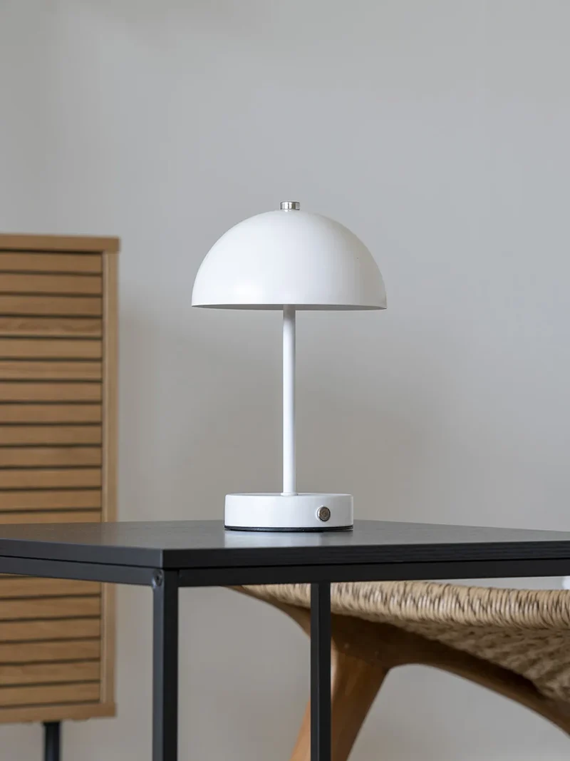 Holt LED-Tischleuchte weiß/Stahl, aufladbar
