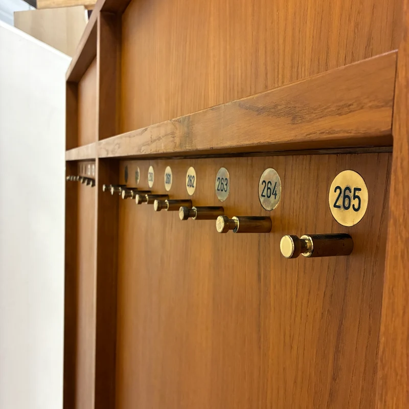 Offener Garderobenschrank Garderobenanlage Eiche Mit Nummern Schrank Gebraucht