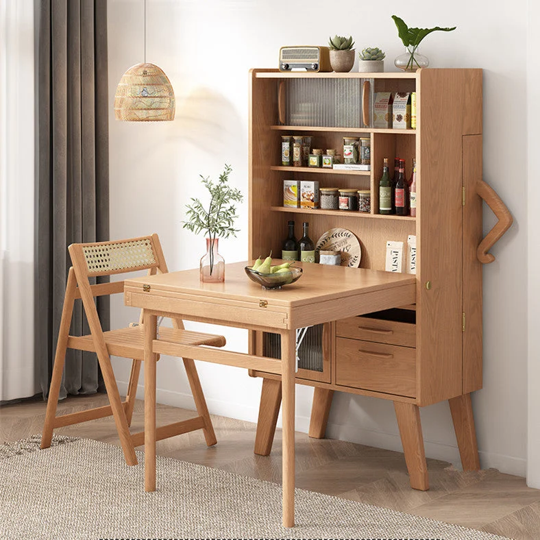 Platzsparender Sideboard-Tisch mit Klappstühlen