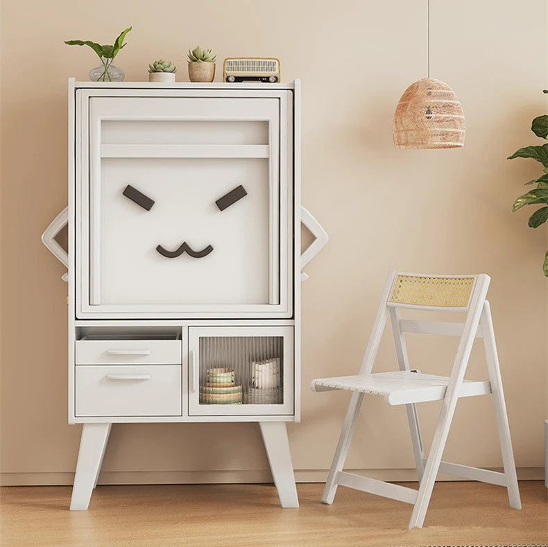 Platzsparender Sideboard-Tisch mit Klappstühlen