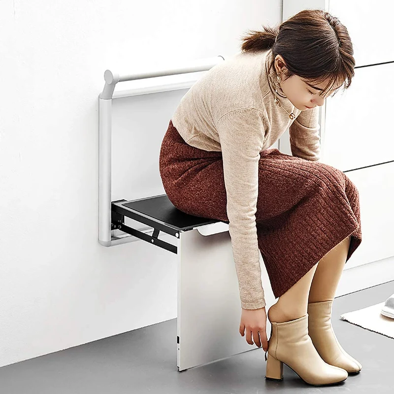 An der Wand befestigter, verdeckter Schuhwechselhocker