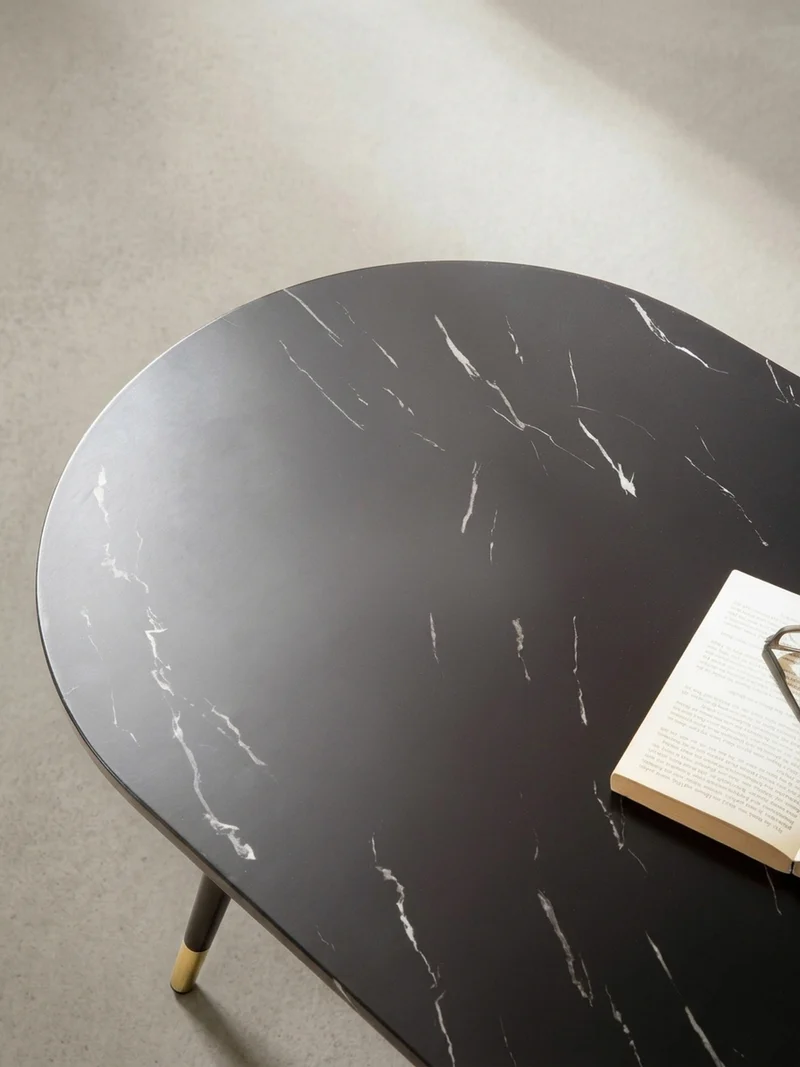 Couchtisch oval in Marmor-Optik – mit Metallgestell im modernen Design
