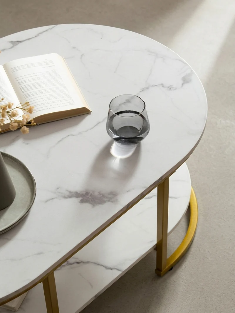 Couchtisch mit Marmor Optik, rechteckig, Ablage, goldenes Metallgestell