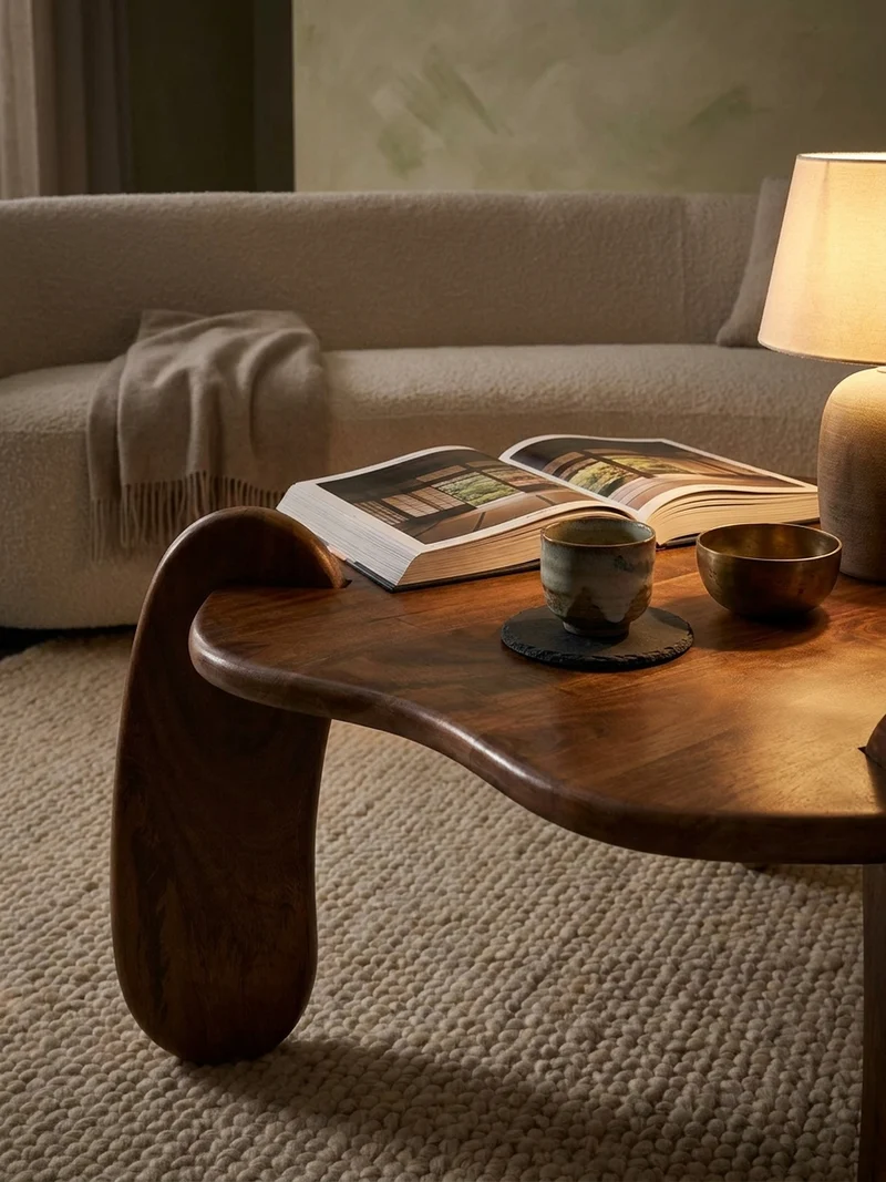 Couchtisch in Walnussfarbe aus Mangoholz Massiv, Niedriges Dreibein-Design, Organisch, 78x78x39.5cm