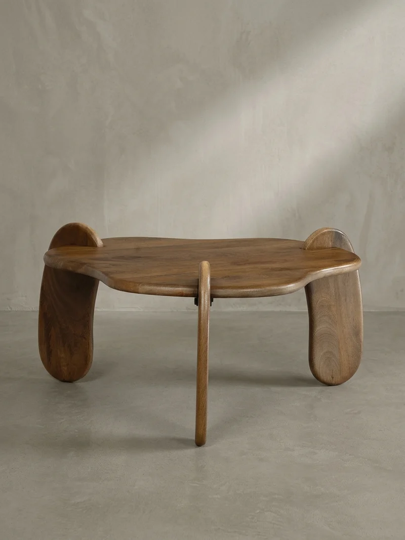 Couchtisch in Walnussfarbe aus Mangoholz Massiv, Niedriges Dreibein-Design, Organisch, 78x78x39.5cm