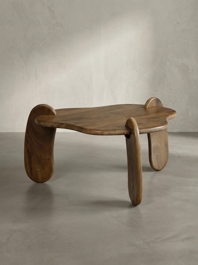 Couchtisch in Walnussfarbe aus Mangoholz Massiv, Niedriges Dreibein-Design, Organisch, 78x78x39.5cm