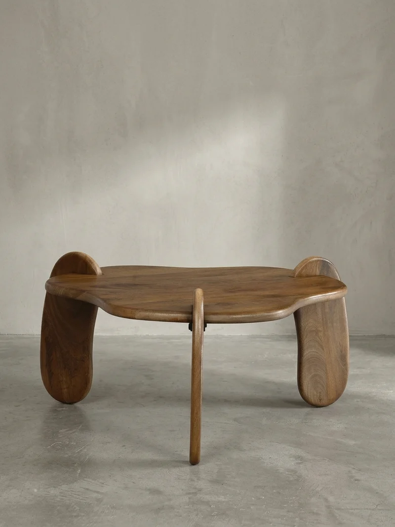 Couchtisch in Walnussfarbe aus Mangoholz Massiv, Niedriges Dreibein-Design, Organisch, 78x78x39.5cm