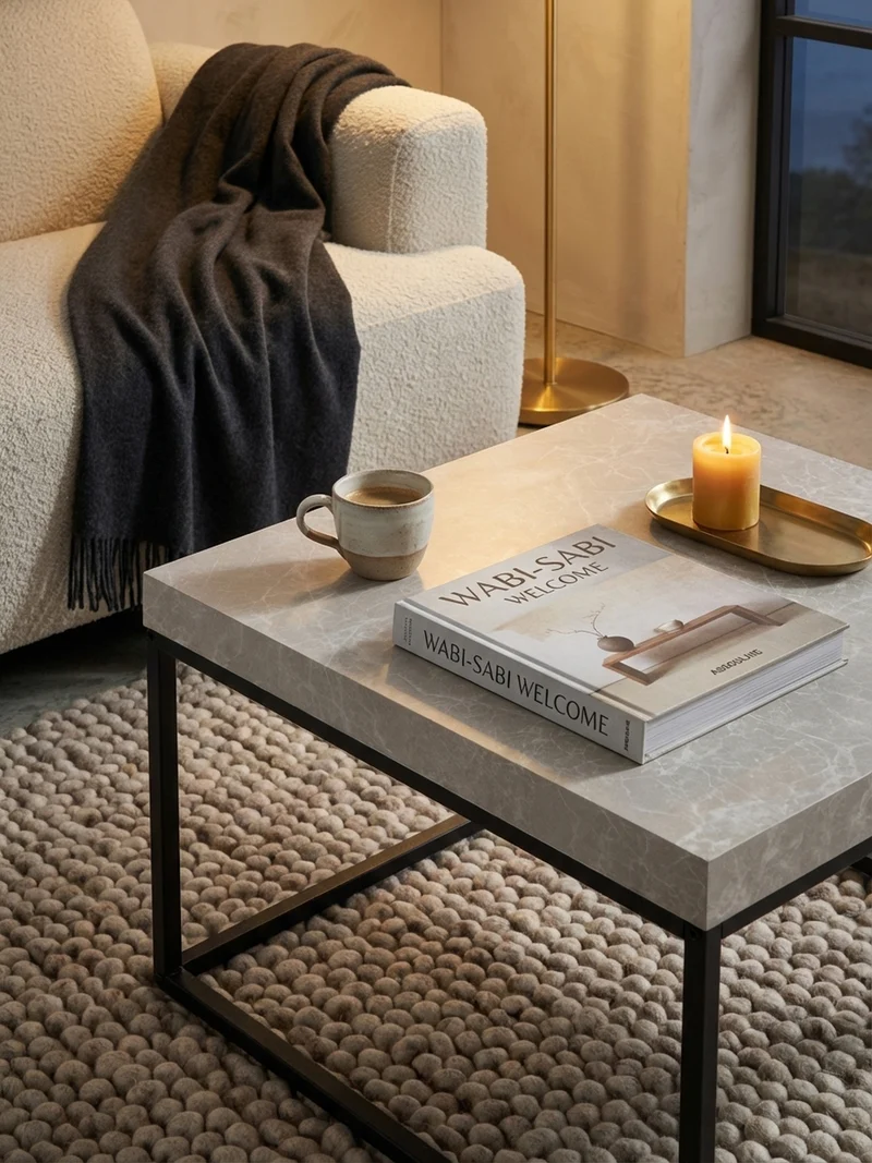 Couchtisch in Stein-Optik mit Metallbeinen im modernen Design