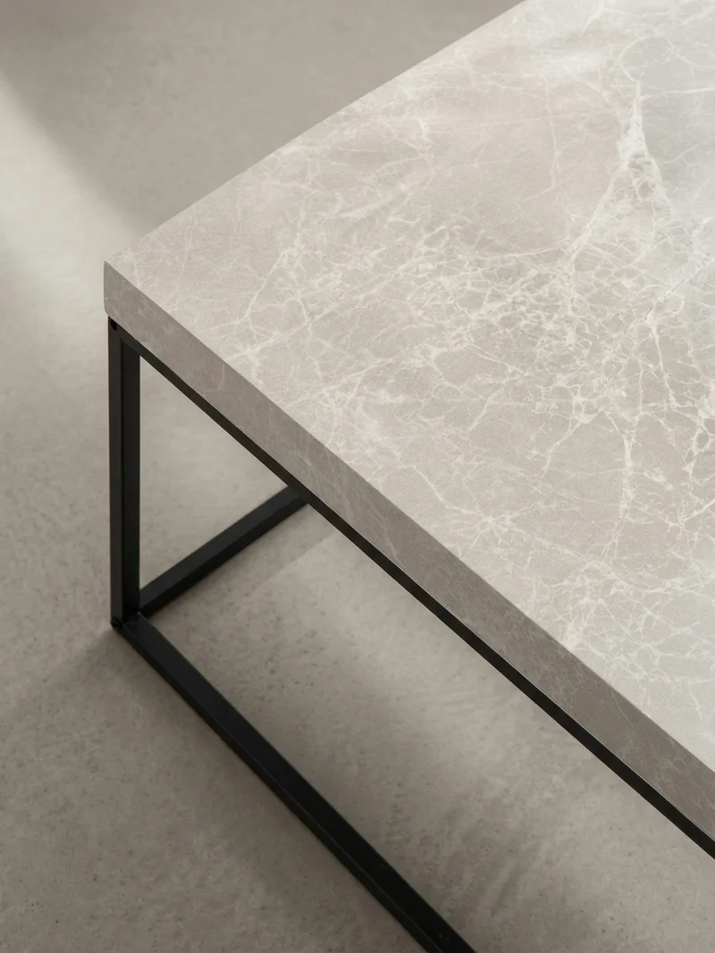 Couchtisch in Stein-Optik mit Metallbeinen im modernen Design