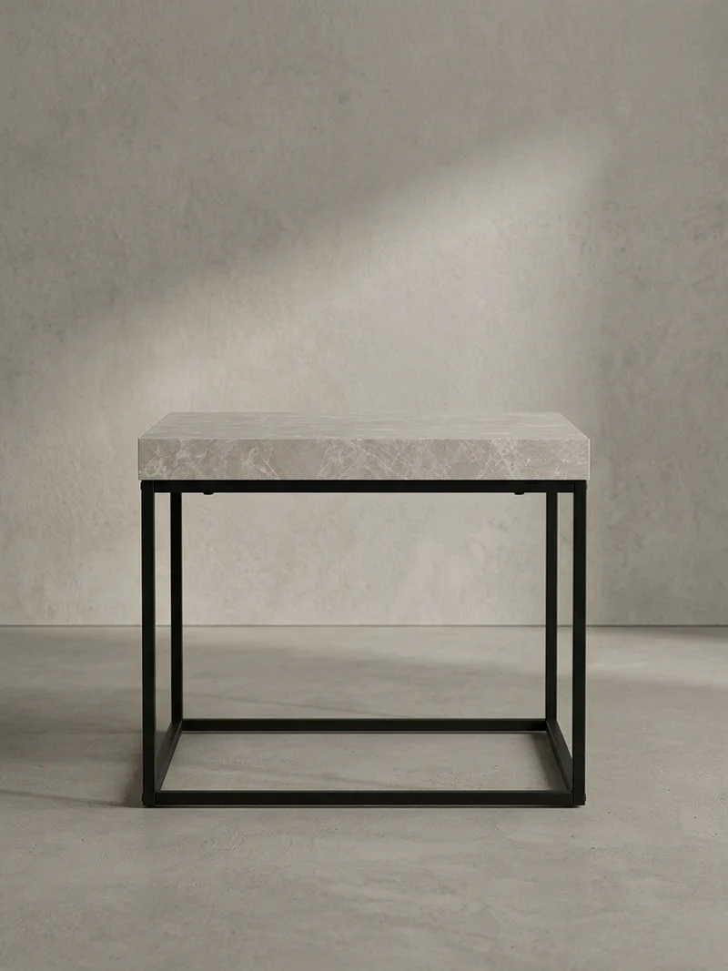Couchtisch in Stein-Optik mit Metallbeinen im modernen Design