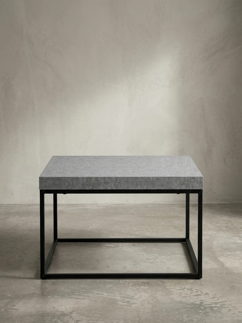 Couchtisch in Stein-Optik mit Metallbeinen im modernen Design