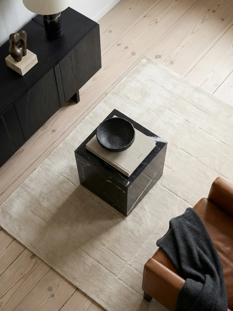 Couchtisch MONOBLOC in Hochglanz mit Marmor-Optik, Würfelform