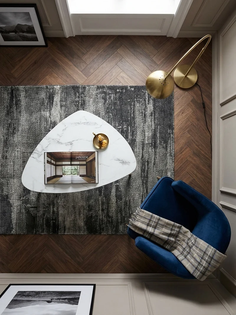 Couchtisch mit Marmor Optik, Dreibein, Metall-Gestell, Dreieckig