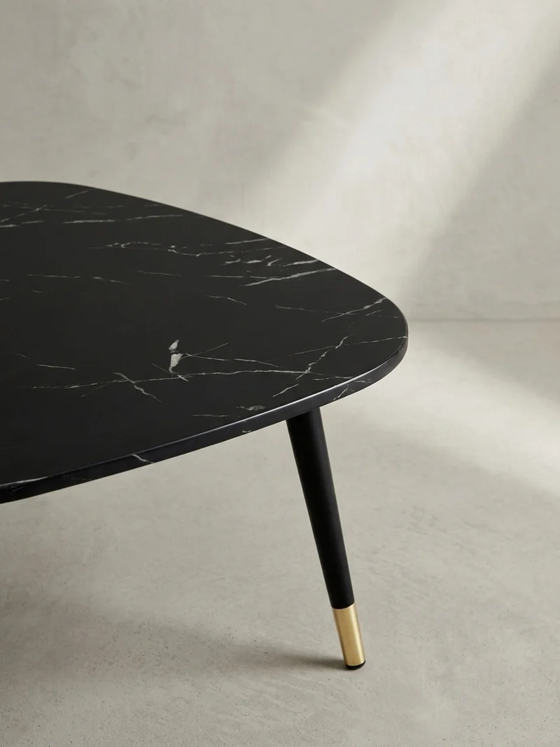 Couchtisch mit Marmor Optik, Dreibein, Metall-Gestell, Dreieckig