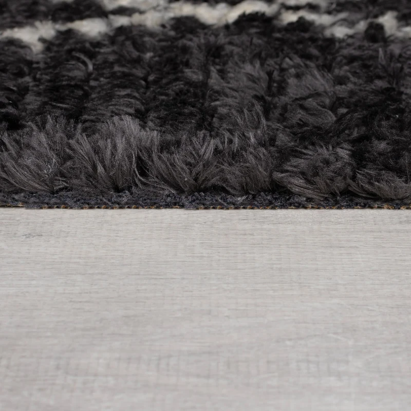 Hochflor-Teppich mit Rauten · Fransen · Schwarz-Weiß