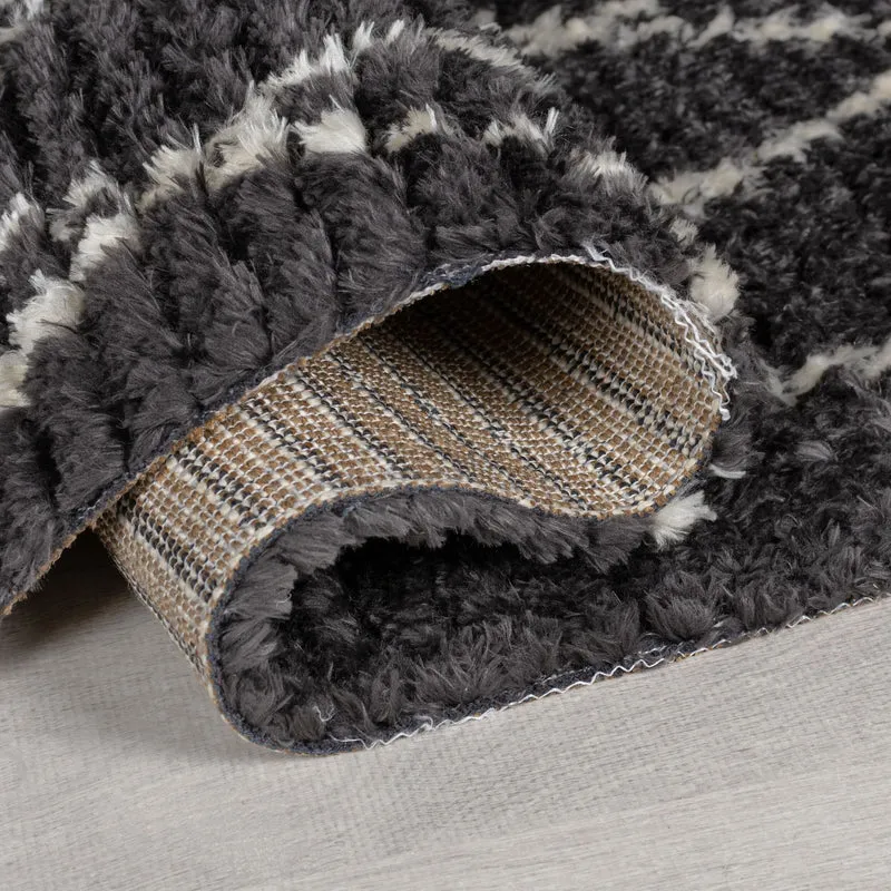 Hochflor-Teppich mit Rauten · Fransen · Schwarz-Weiß