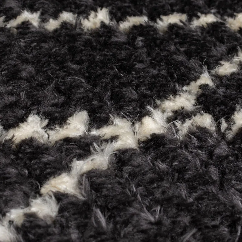 Hochflor-Teppich mit Rauten · Fransen · Schwarz-Weiß