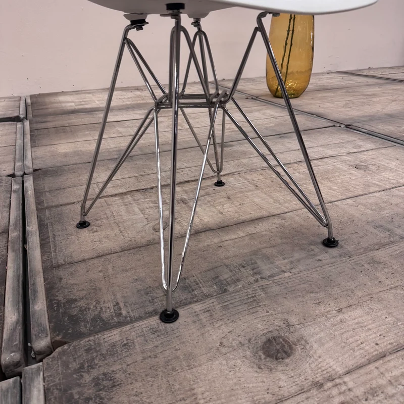 Schalenstuhl – Weiß Chrom Stuhl im Eames-Look gebraucht
