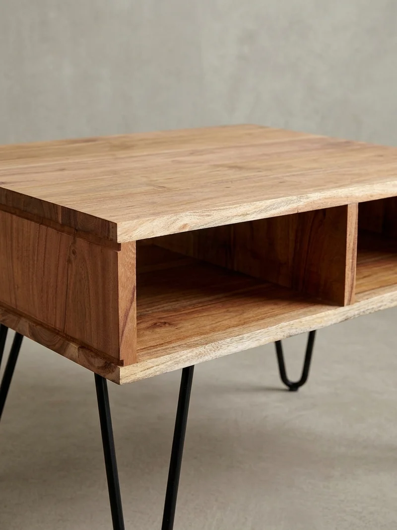 Couchtisch aus massivem Akazienholz mit Metallgestell und Stauraum im modernen Design