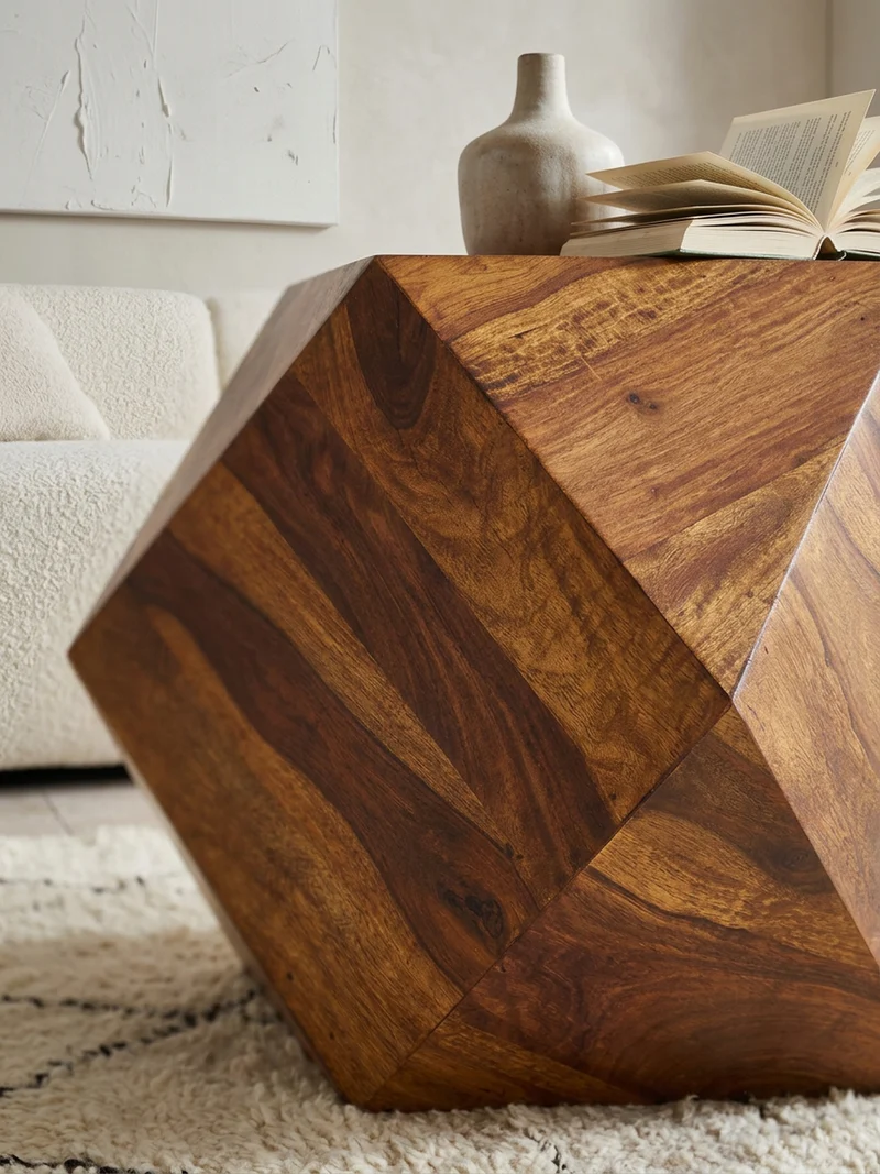Couchtisch aus Sheeshamholz im Diamant-Design, Maße 57x42,5x57 cm, Belastbarkeit 30 kg