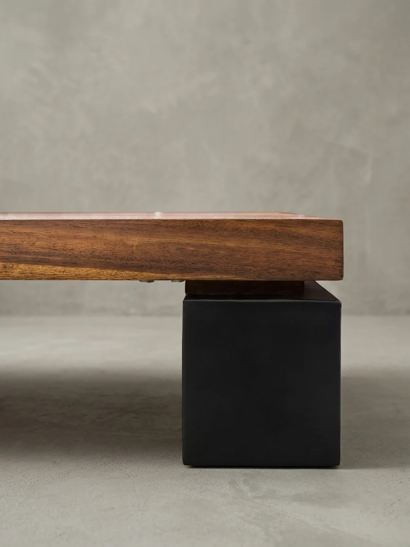 Couchtisch aus Holz und Metall, Industriedesign, Einzigartige Maserung, 115x60x35 cm