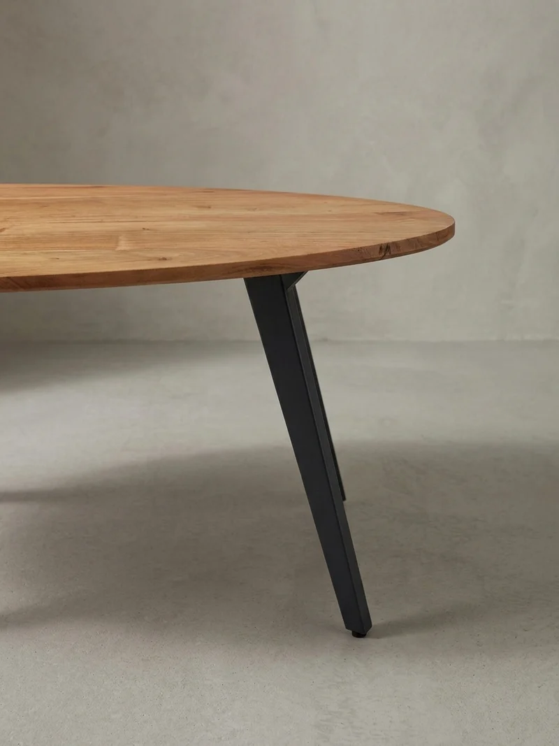 Couchtisch in Nierenform aus Akazie Massivholz mit stabilen Metallbeinen