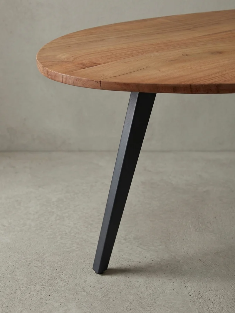 Couchtisch in Nierenform aus Akazie Massivholz mit stabilen Metallbeinen