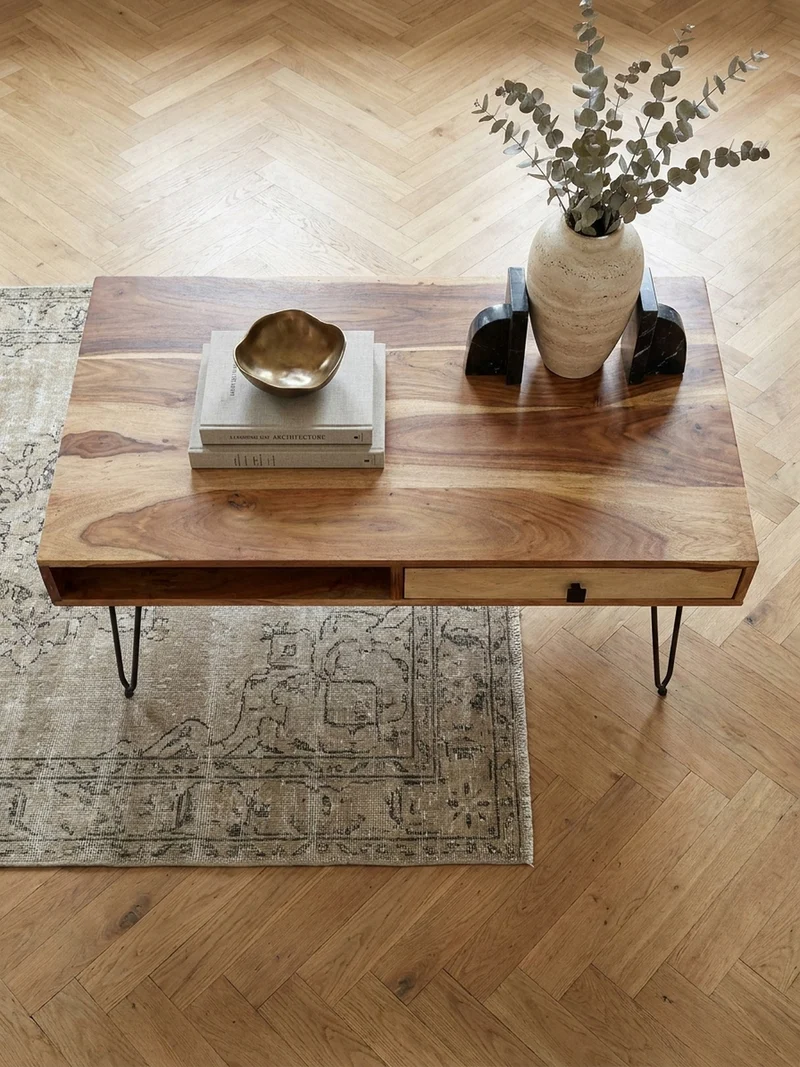 Couchtisch mit Schubfächern aus Massivholz und Metallfüßen, leichter Aufbau