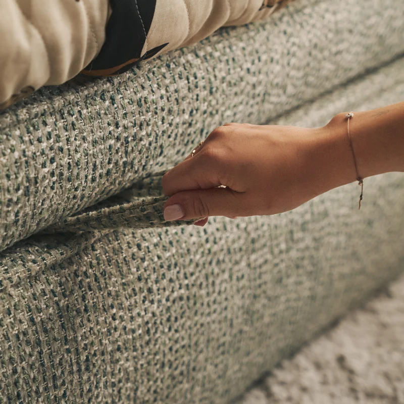 Jugendbett 90x200 cm Nesmi linksseitig mit Matratze und Stauraum Salbeigrüner Flechtstoff